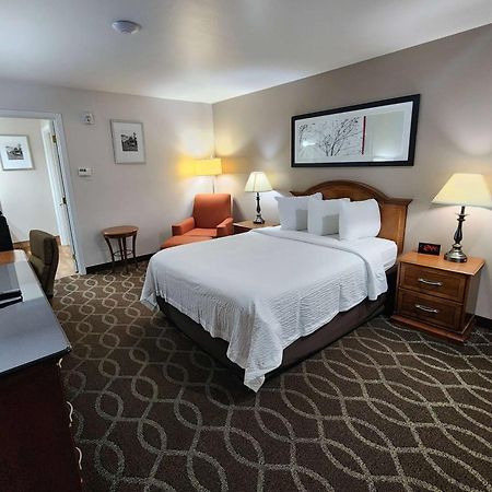 Ramada Bayside Inn & Suites Eureka Exterior photo