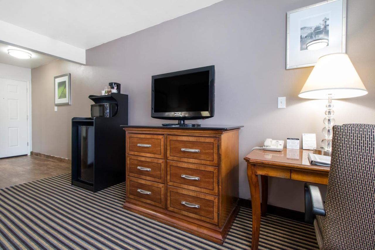 Ramada Bayside Inn & Suites Eureka Exterior photo