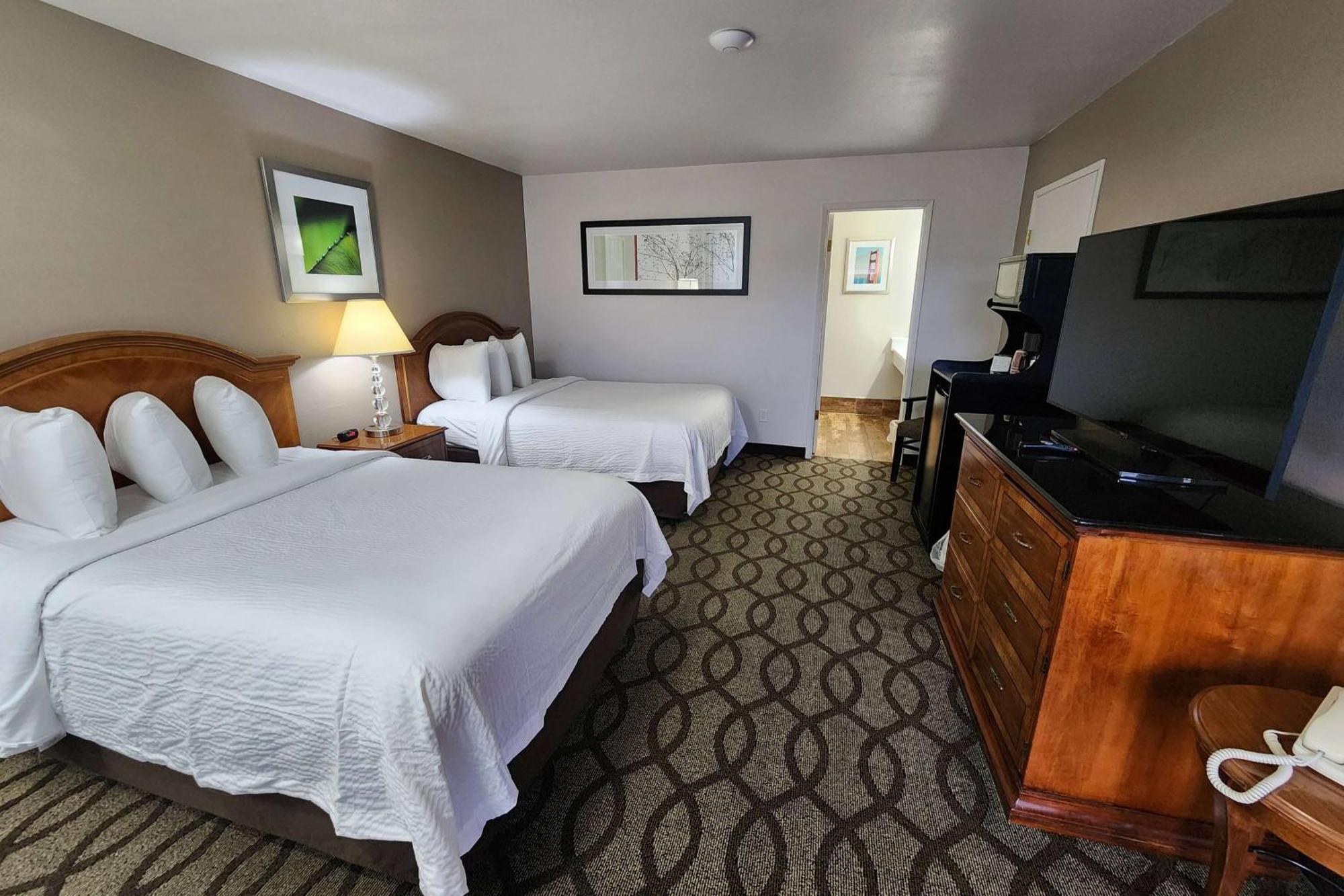 Ramada Bayside Inn & Suites Eureka Exterior photo