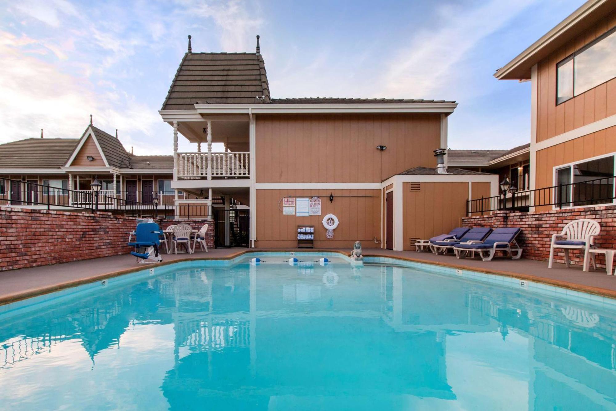 Ramada Bayside Inn & Suites Eureka Exterior photo